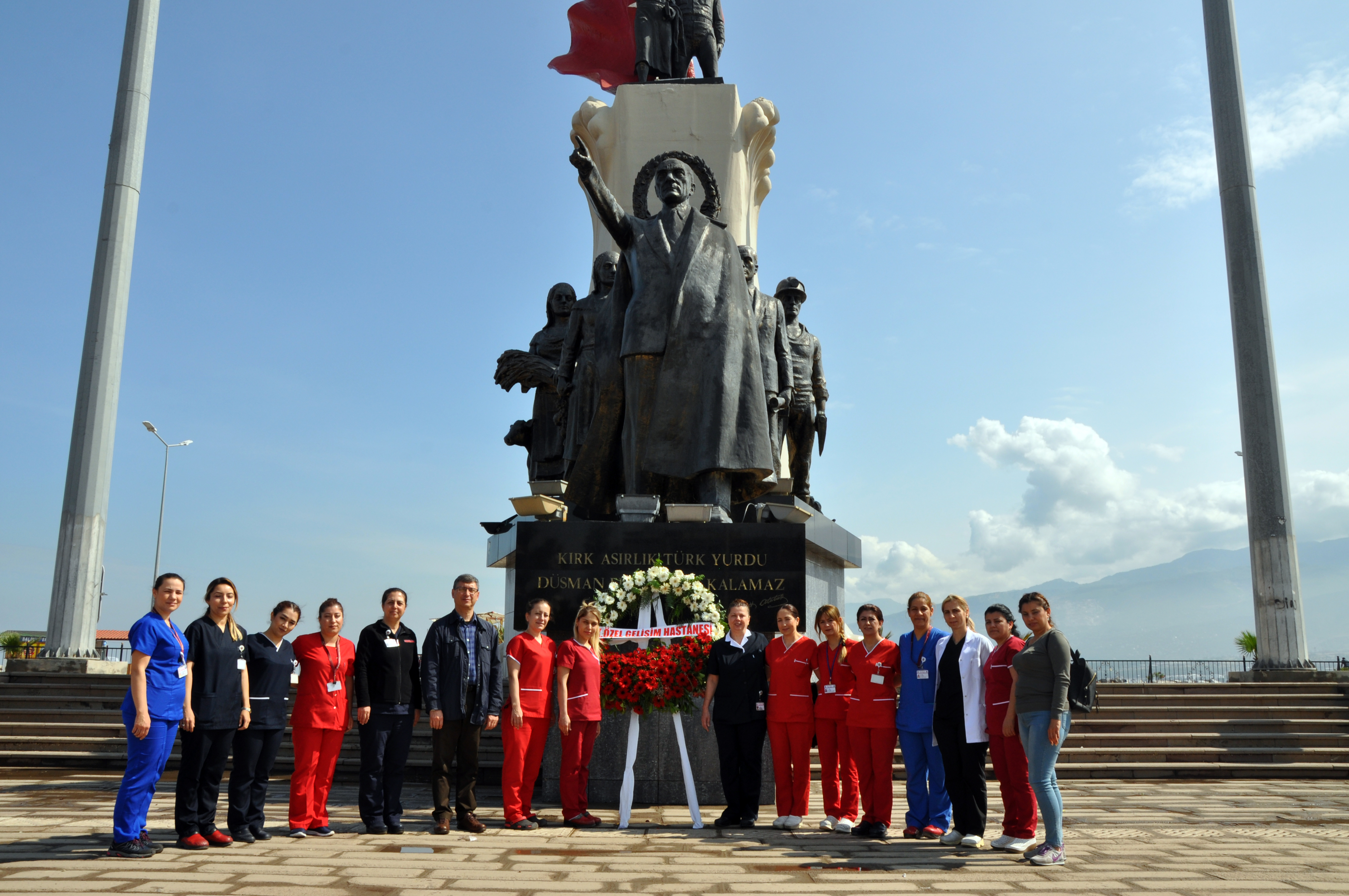 GELİŞİM MELEKLERİ ATA’YA ÇELENK SUNDU